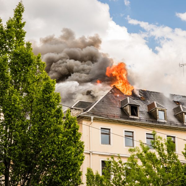 Et hus med et brennende tak